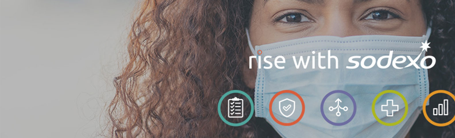 Femme portant un mask et le logo rise with Sodexo
